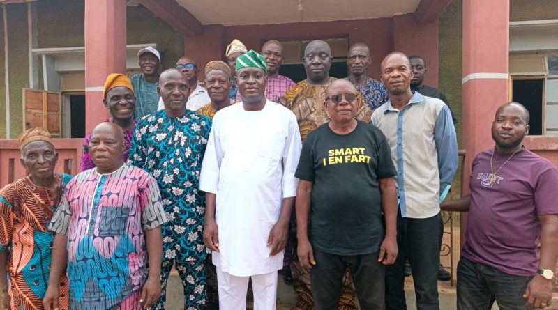 Femi Olugbemi in Middle with APC Elders In Kabba/Bunu