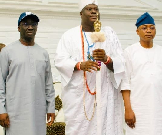 Oloni of Ife in the middle, Governors Ododo (Right) and Okpebholo (Left)