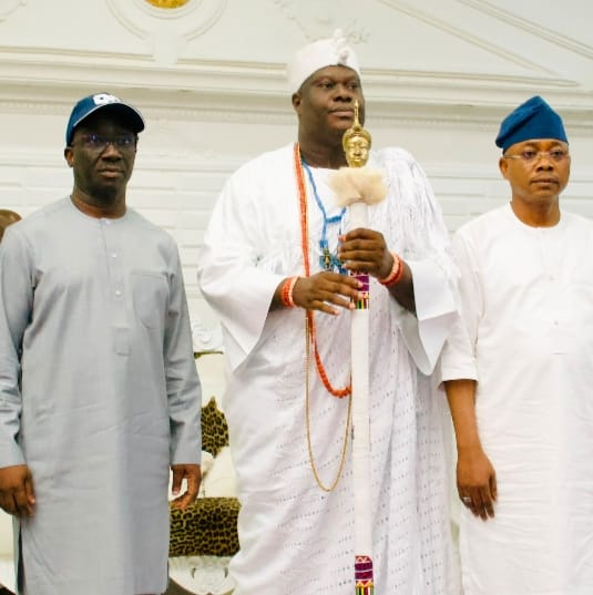 Oloni of Ife in the middle, Governors Ododo (Right) and Okpebholo (Left)